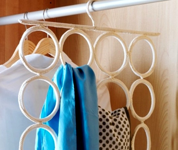 Вешалка из колец для галстуков, платков - образец неэффективного использования внутреннего пространства шкафа купе для хранения