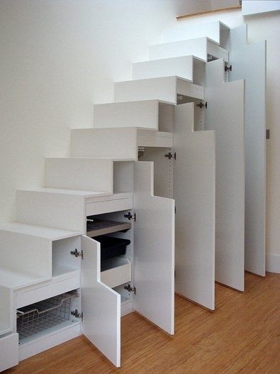 Современная лестница с дверками напоминает нам японский kaidan-dansu