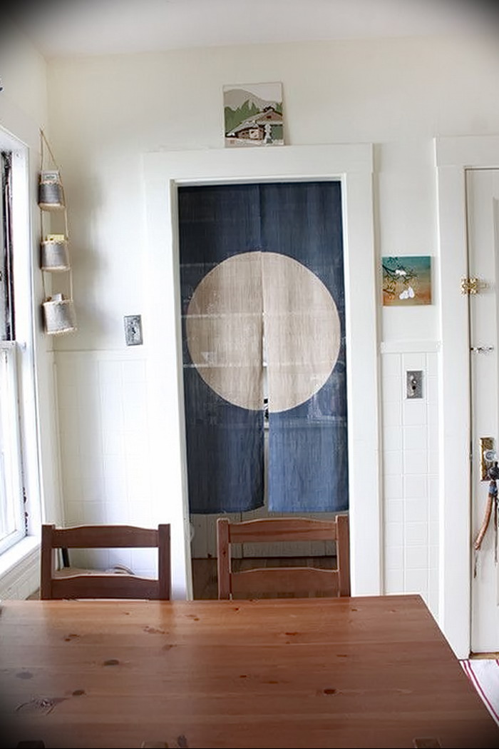 Японские шторы норен использованы вместо двери на кухне