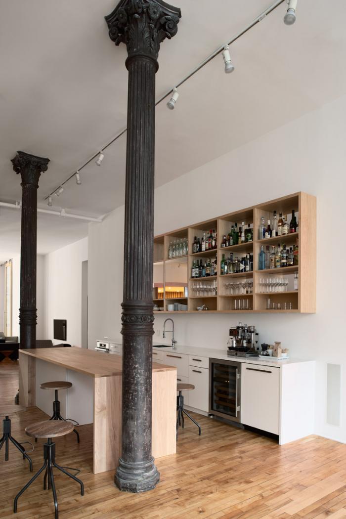 Железная колонна в классическом стиле - центровой элемент квартиры в стиле лофт