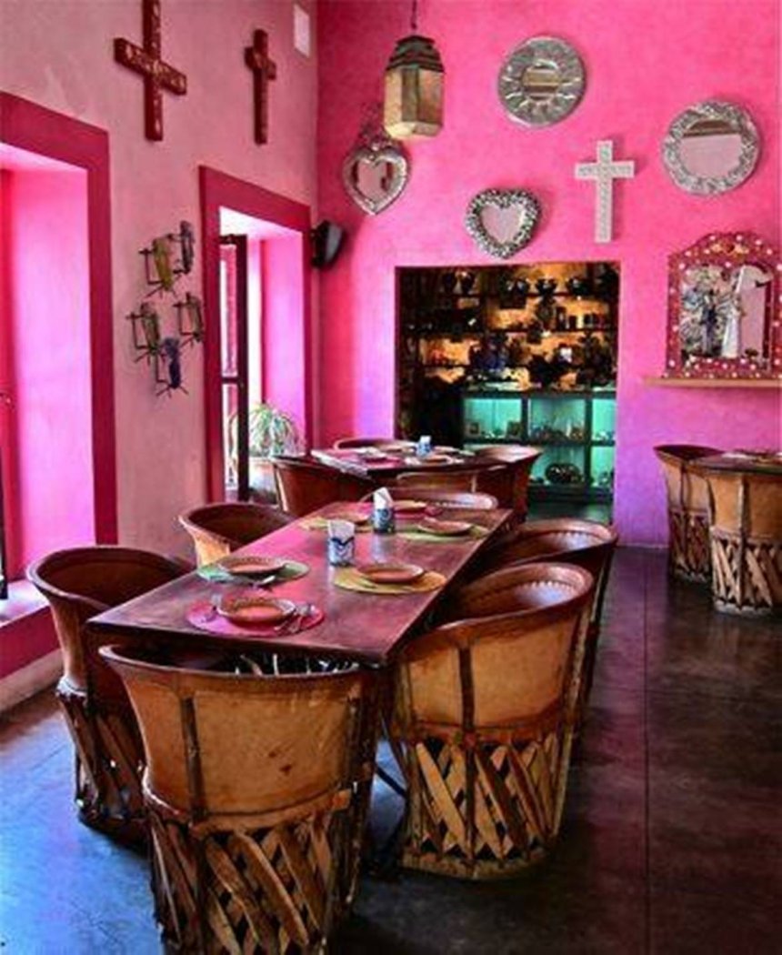 Ресторан в Мексике со стульями в этническом стиле