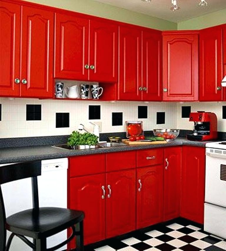 Кухня с красными классическими фасадами