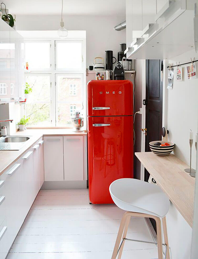 Кухня с красным холодильником - яркий акцент на кухне