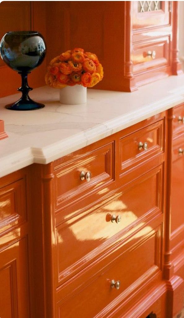 Кухня оранжевого цвета в классическом стиле