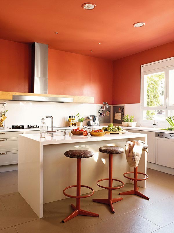 Кухня с оранжевыми стенами