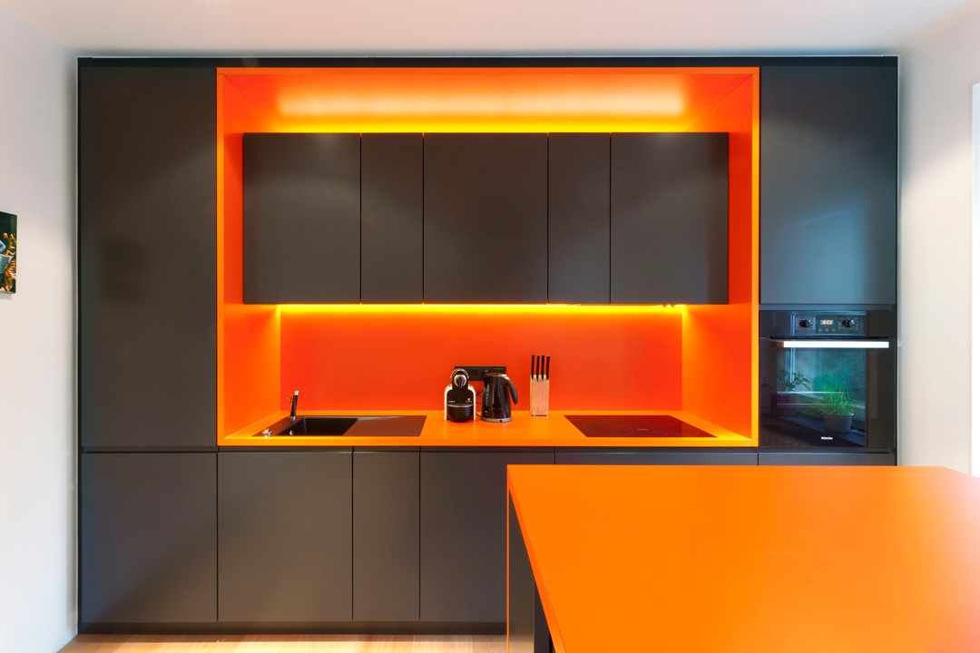 Серая кухня о оранжевым фартуком и столешницей - яркий и необычный дизайн