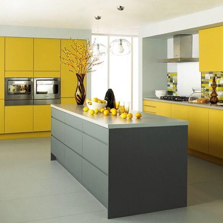 Желтая кухня в современном стиле с островом серого цвета