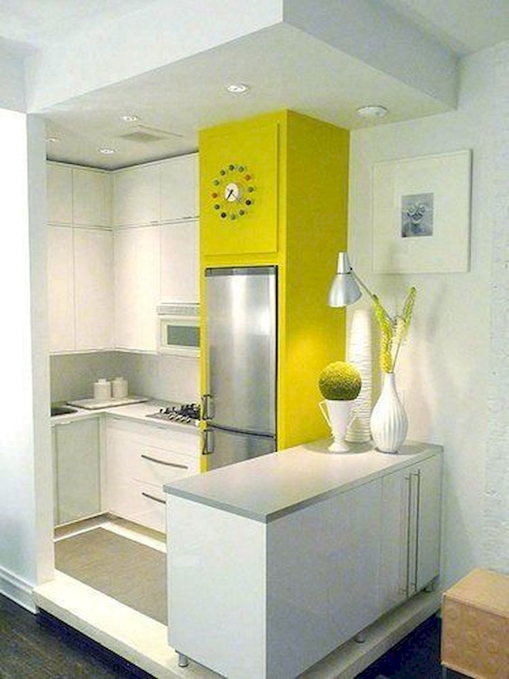 Маленькая белая кухня с ярким желтым пеналом для не встраиваемого холодильника