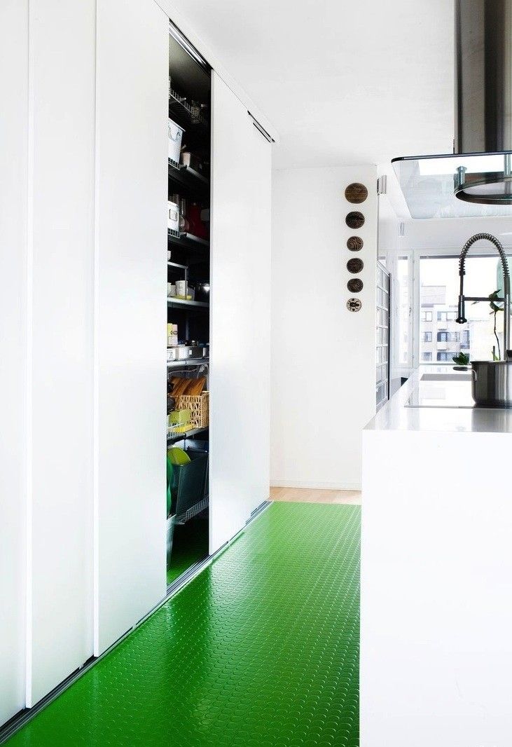 Зелёная плитка на полу кухни