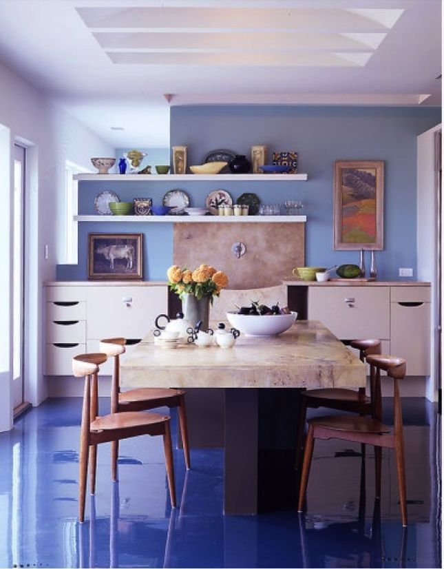 Голубые стены и синий пол на кухне