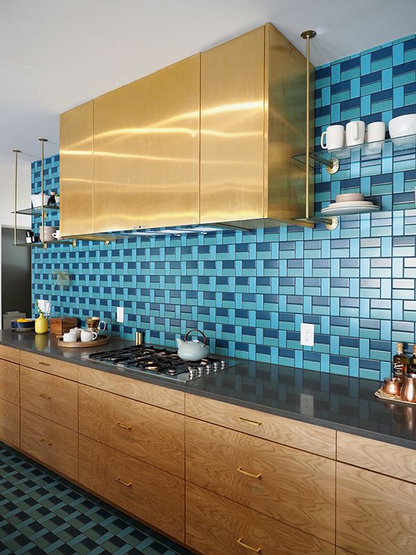 Современная кухня с сине-голубой плиткой на полу и фартуке