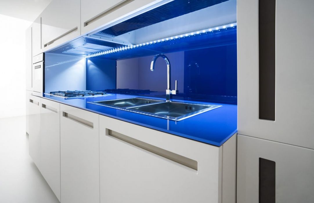 Белая кухня с синими фартуком и столешницей