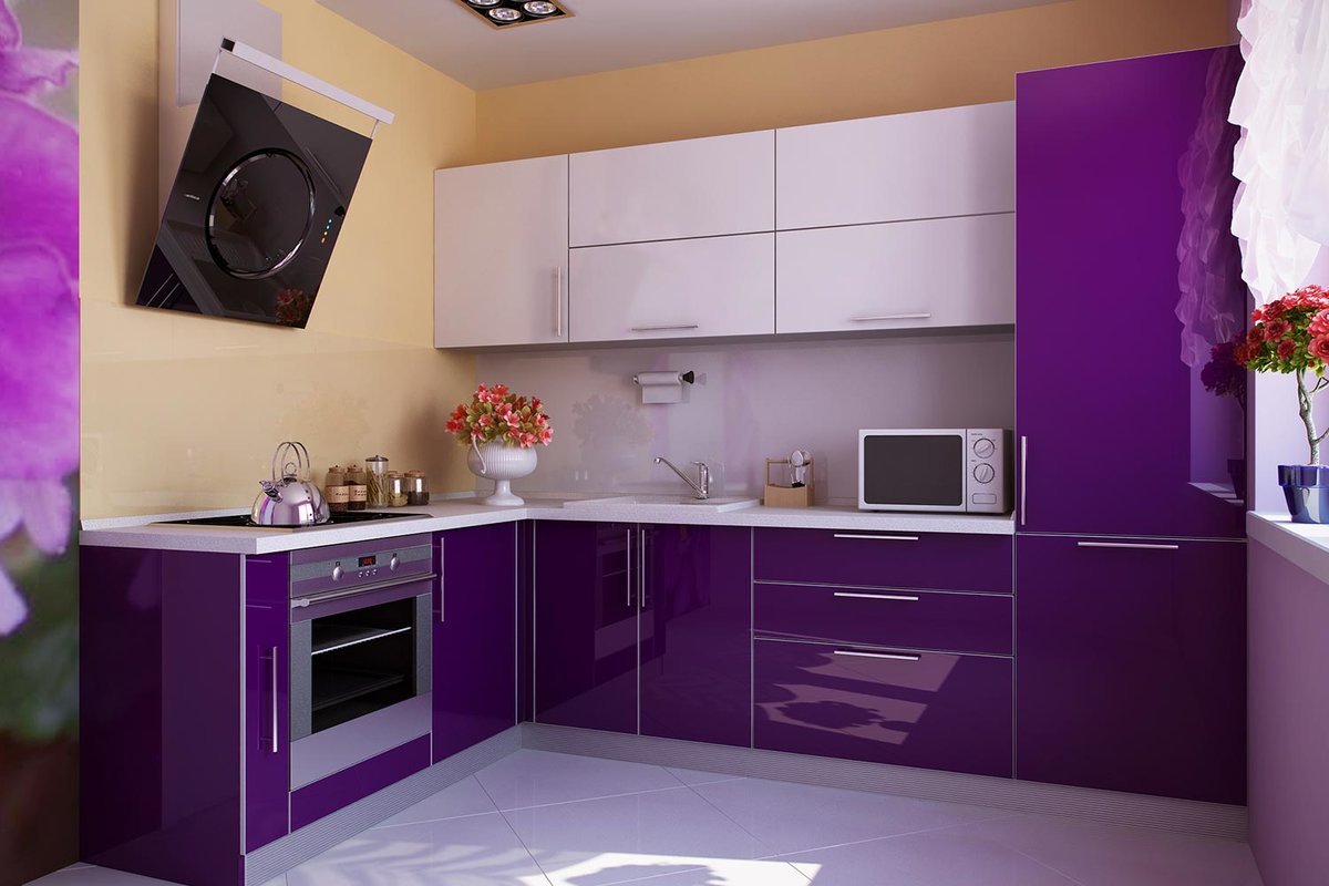 Комбинирование фиолетовых и белых фасадов на кухне