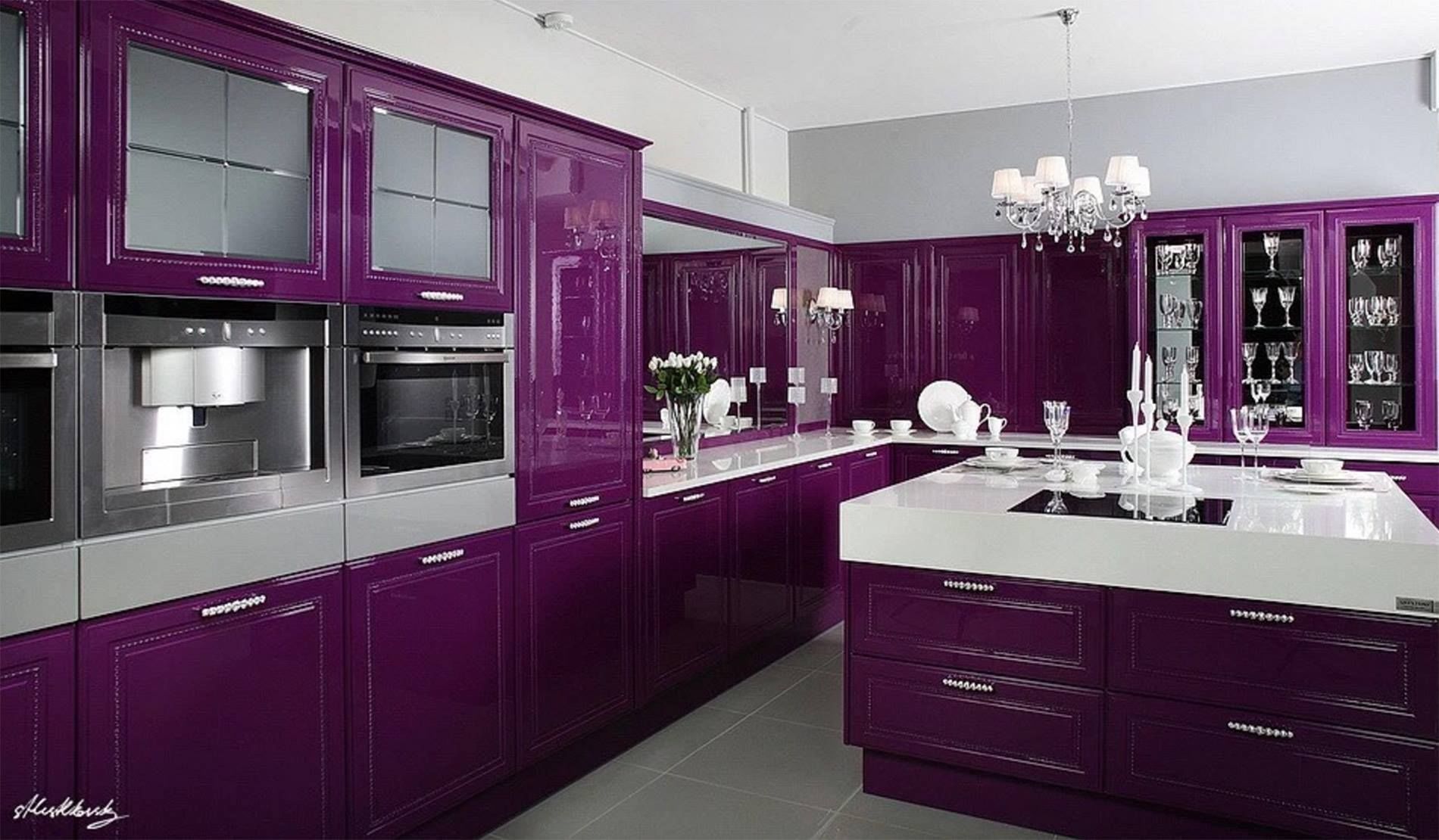 Кухня с фиолетовыми классическими фасадами