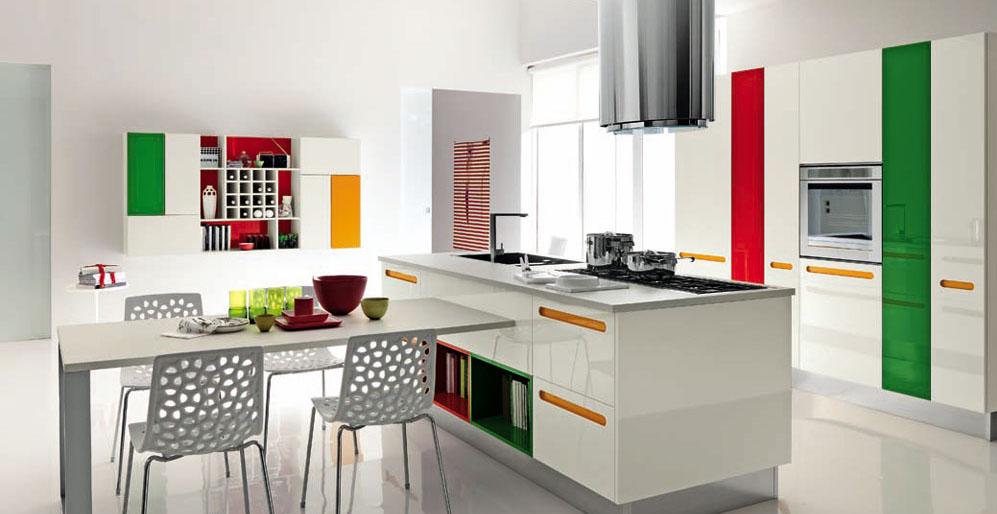 Яркие детали смотрятся контрастно на фоне белой кухни с белыми стенами