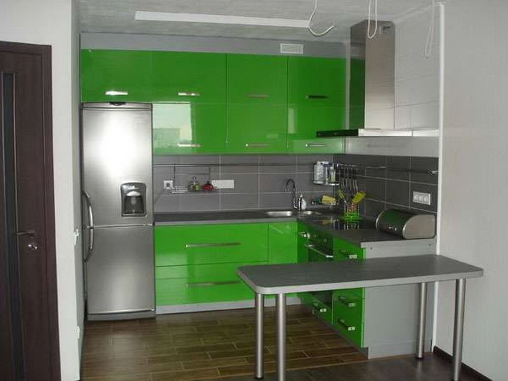 Зеленая кухня с серым фартуком