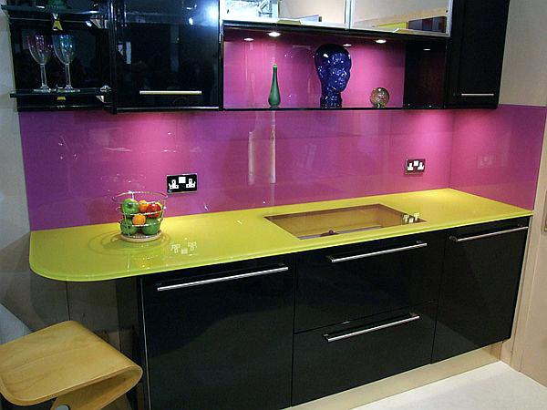 Пурпурный и желтый сочетание с черным в дизайне кухни
