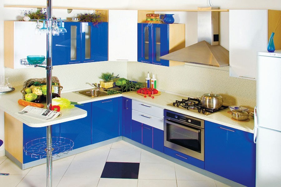 Голубой, синий с белым цветом в дизайне кухни