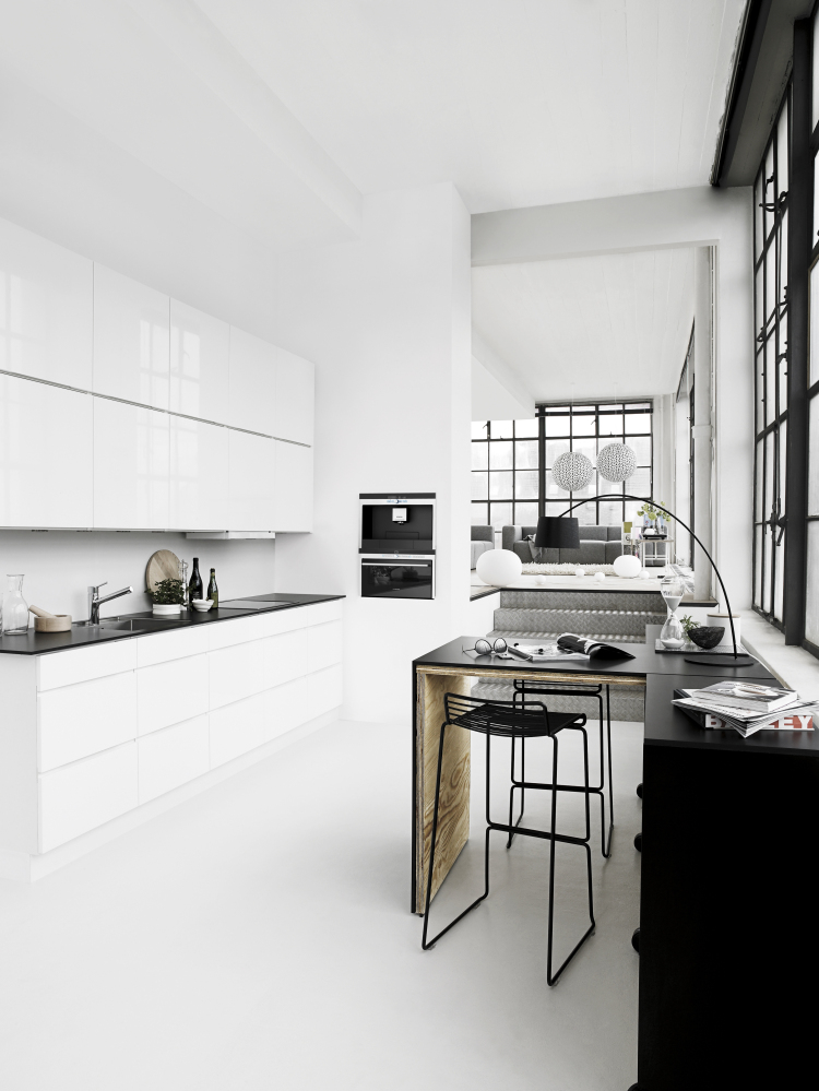 Белая кухня в стиле модерн с элементами черного цвета