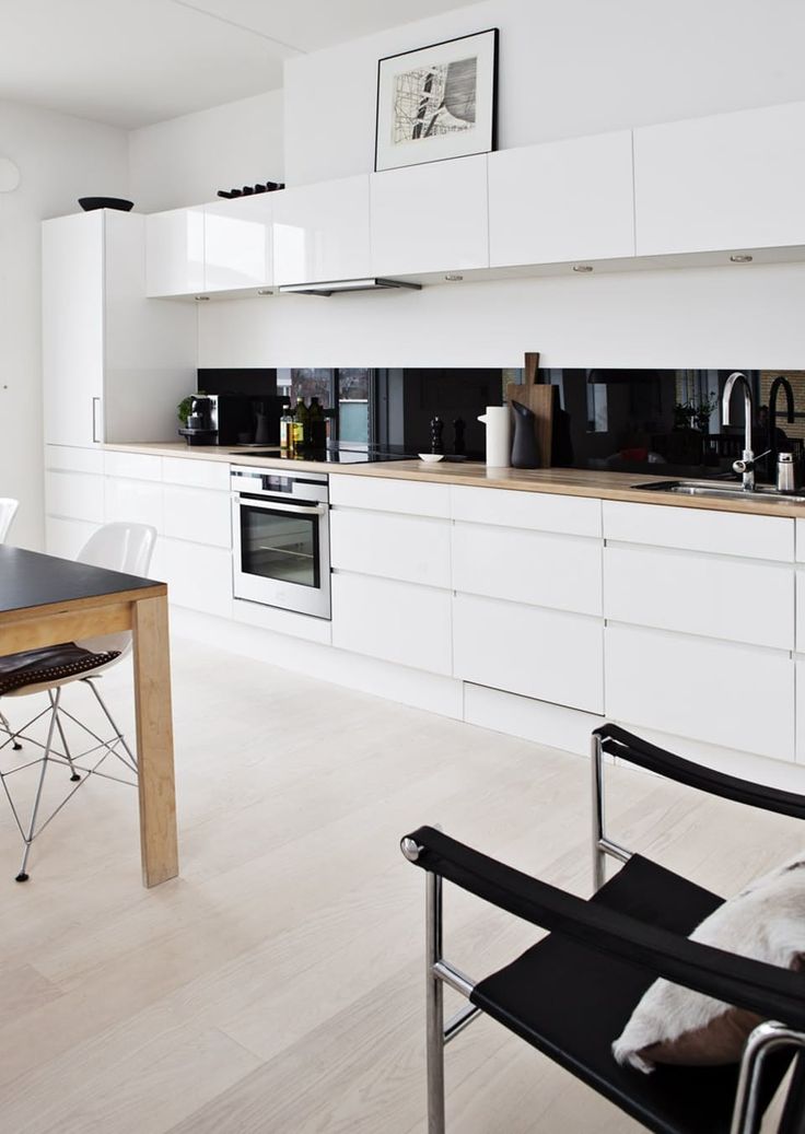 Белая кухня в стиле модерн с элементами черного цвета