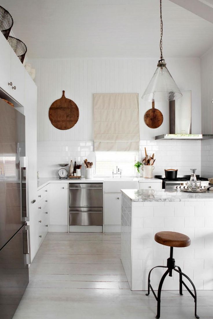 Белая кухня с белыми стенами