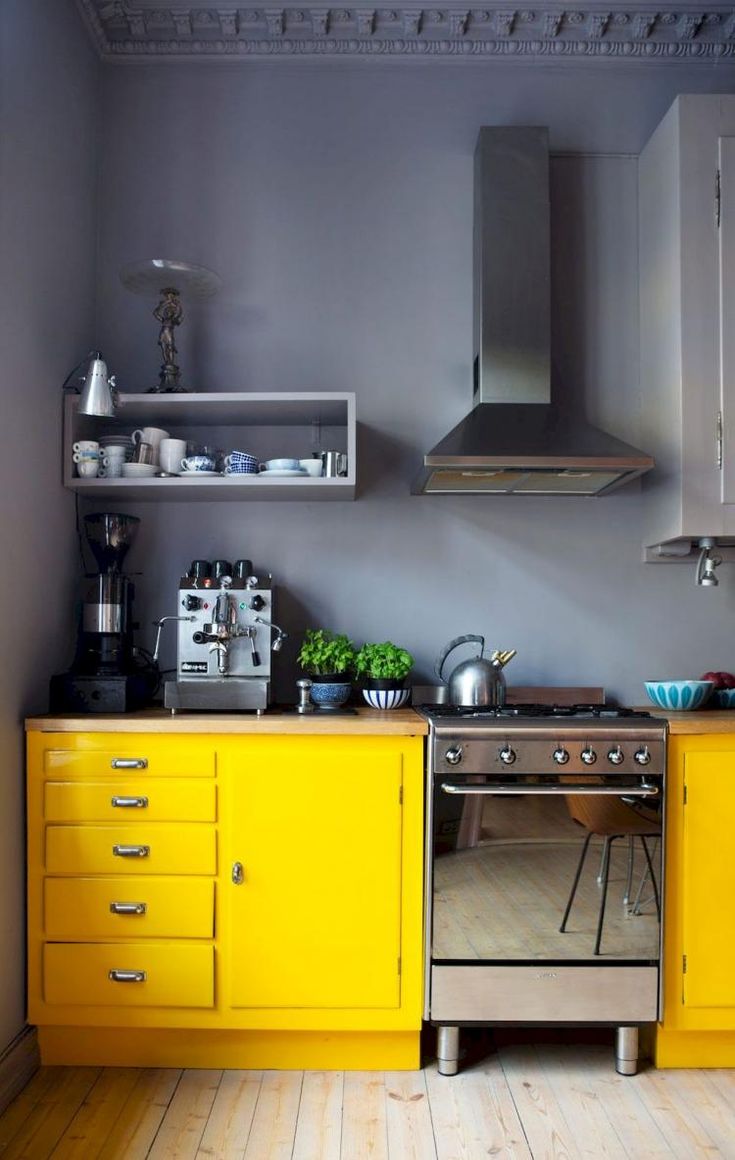Комбинирование яркого желтого цвета с серыми стенами в интерьере кухни