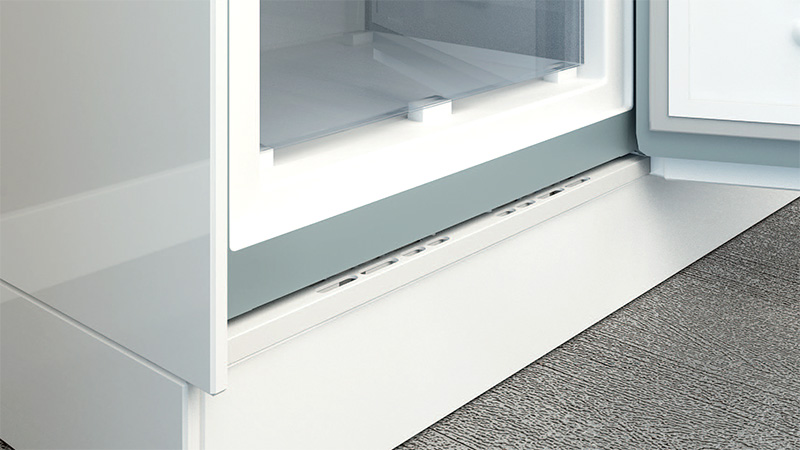 Вентиляционная база установлена в пенал для встраиваемого холодильника