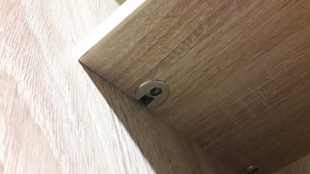 Надёжное крепление полок в шкафу с помощью стяжек Rafix