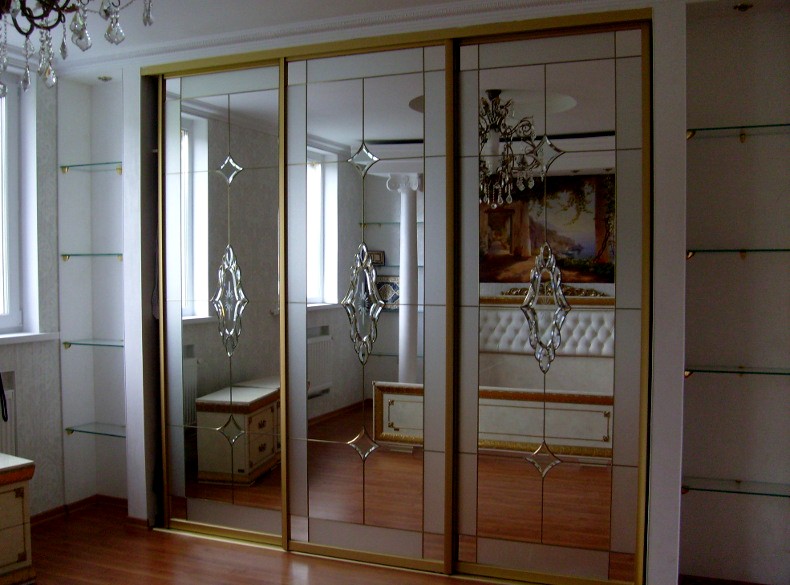 Зеркало на дверях шкафа купе декорировано бевелсами