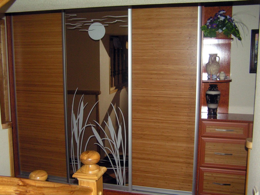 Шкафы купе с панелями из бамбука