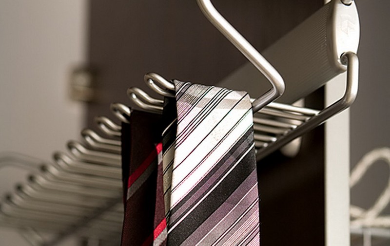 Вешалка для галстуков в шкафу купе