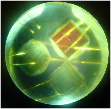 RGB светодиод из трех кристаллов под микроскопом