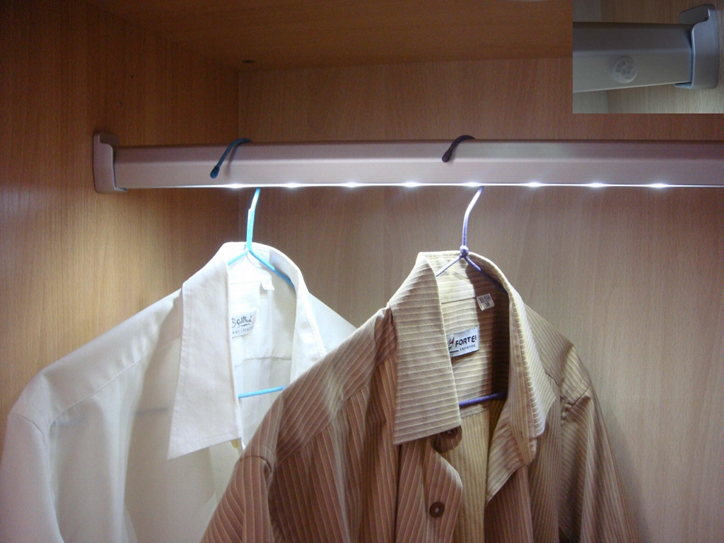 Светодиодная подсветка штанги для одежды в шкафу купе