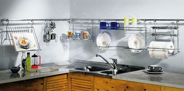 Освобождение поверхности столешницы - основное преимущество использования рейлинговой системы на кухне