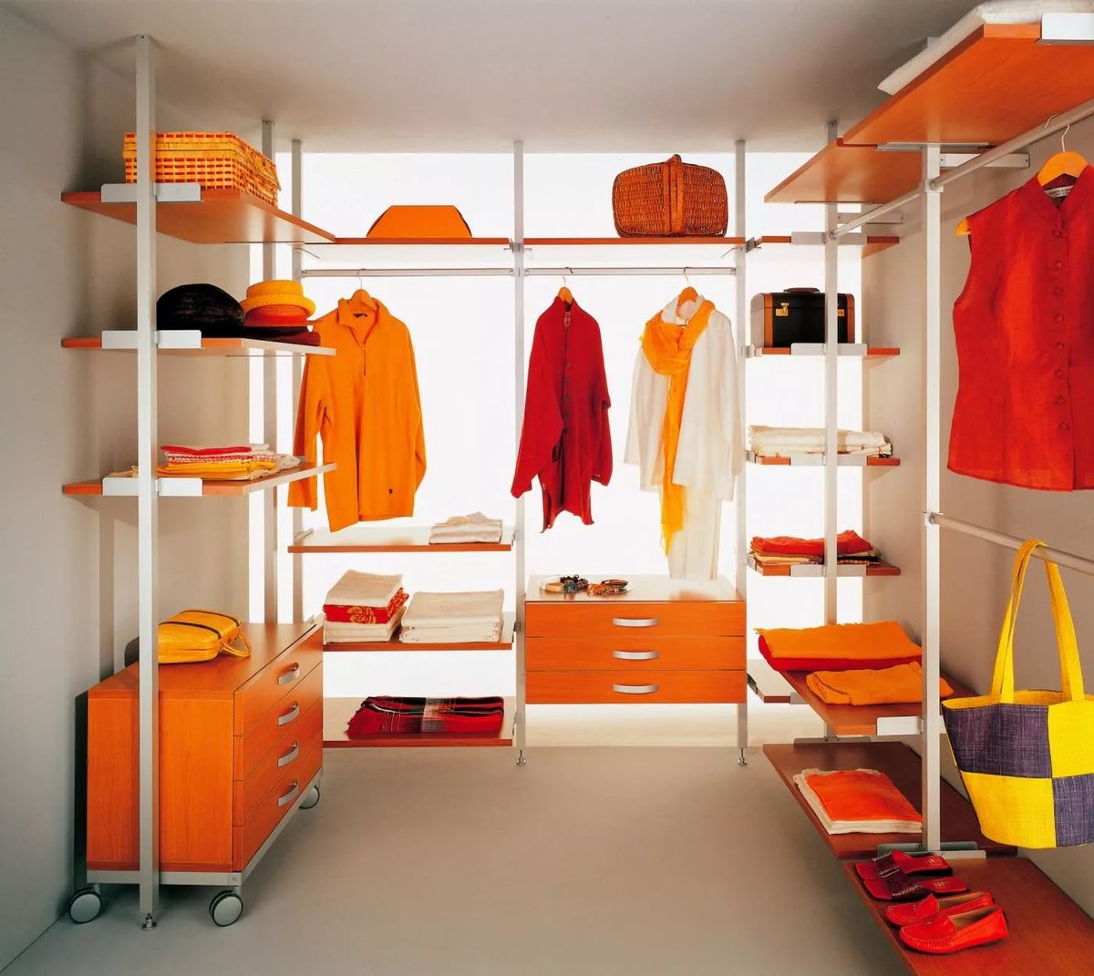 Каркасная гардеробная комнат - модули на стойках