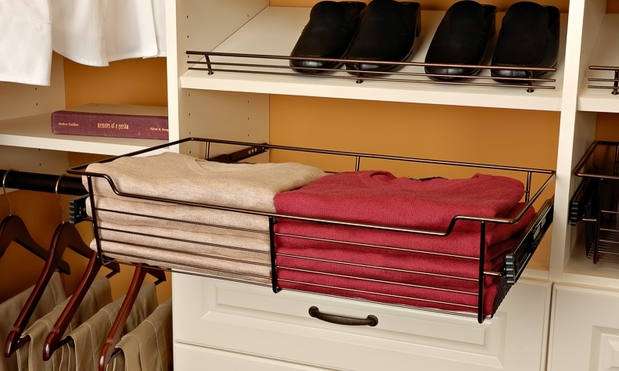 Выдвижные корзины для одежды в гардеробной