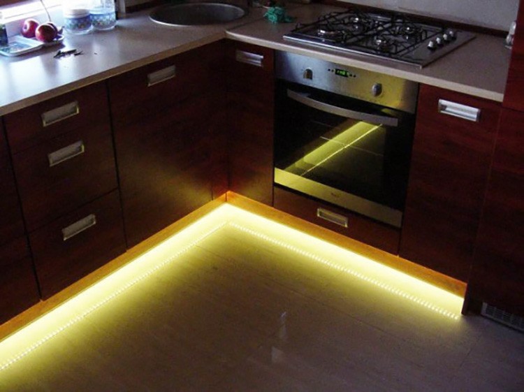 Светодиодная подсветка цоколя кухни