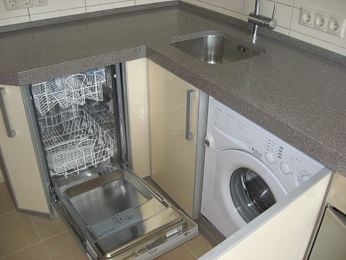 Неудобное расположение посудомоечной машины под углом мойке