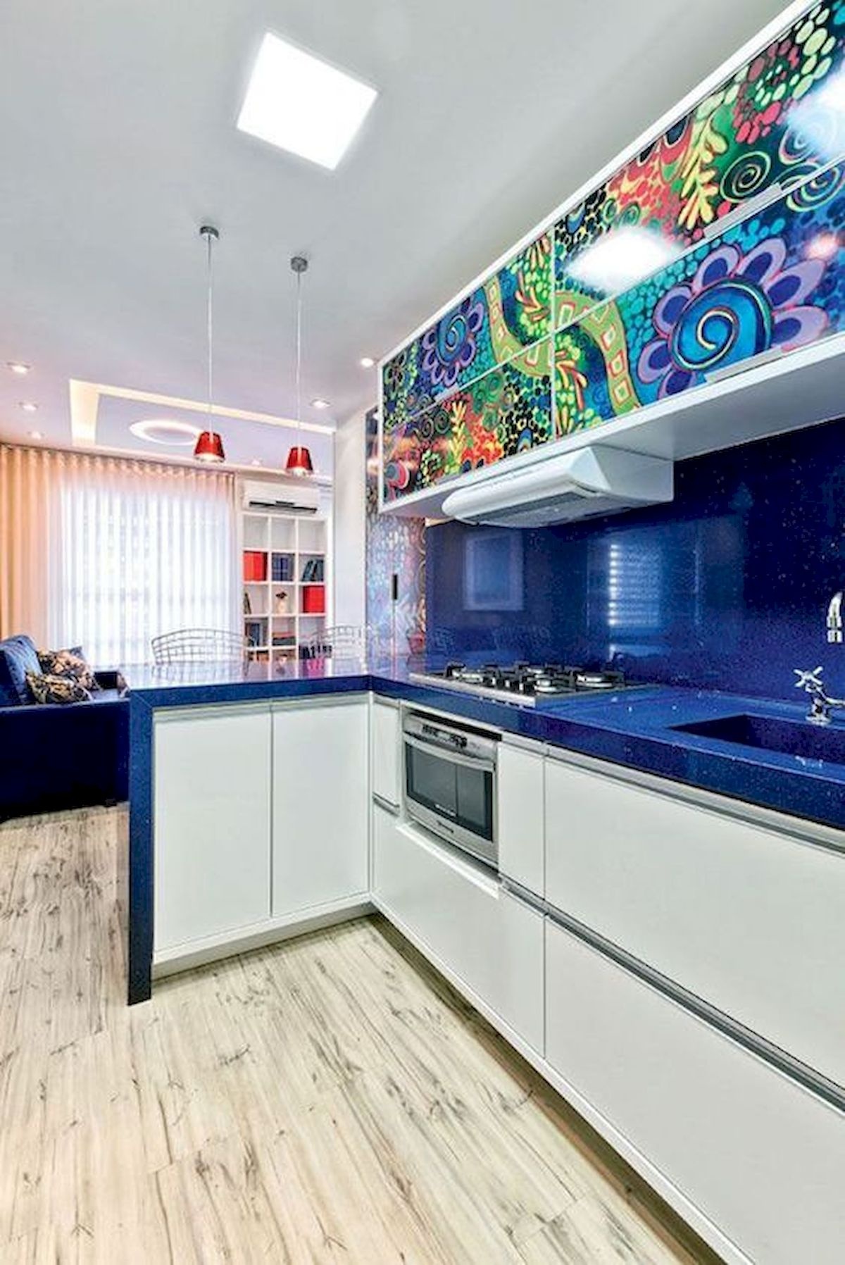 Темно синие столешница и фартук на кухне дополнены психоделическими рисунками на стёклах верхних шкафов