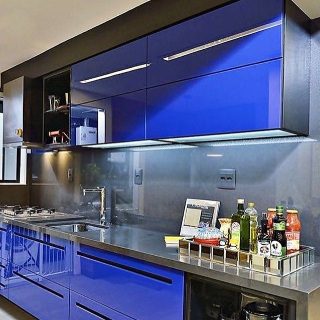 Фасады на кухне насыщенного синего цвета. Ещё здесь интересный элемент - это прозрачные днища шкафов со светодиодной подсветкой
