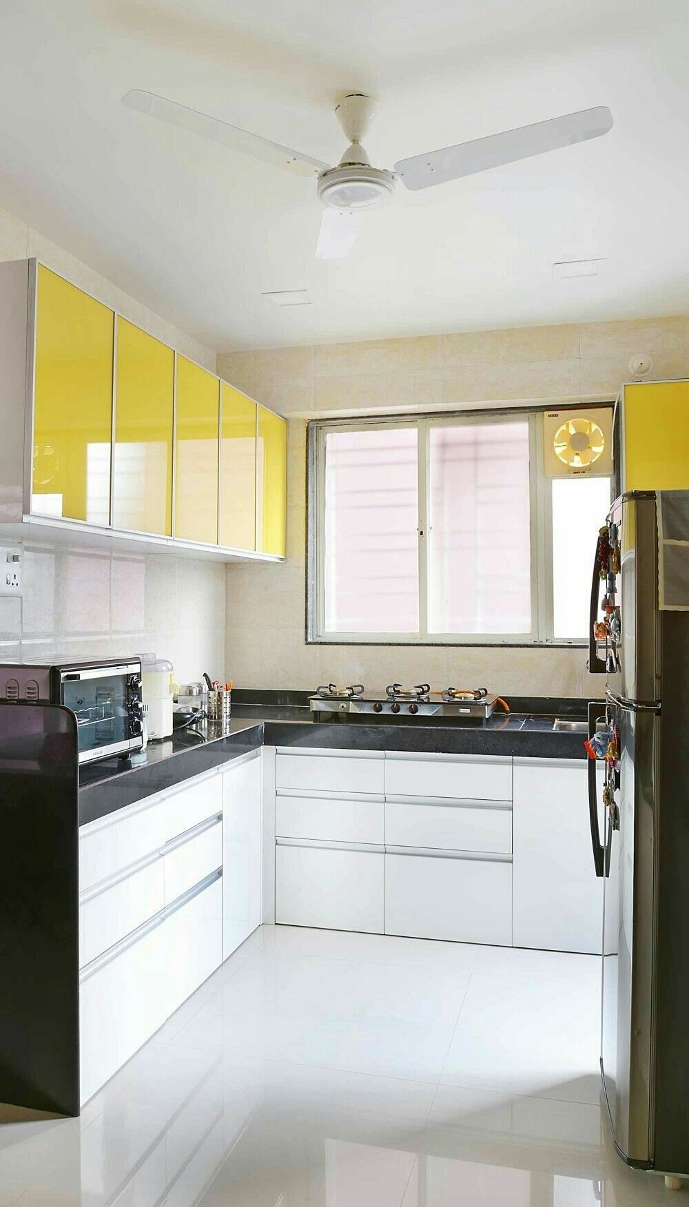 Верхние фасады с контрастирующим желтым стеклом