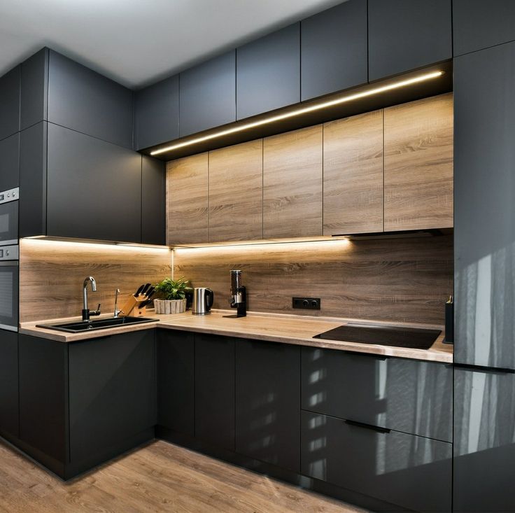 Сочетание черного цвета и древесного декора в дизайне современной кухни