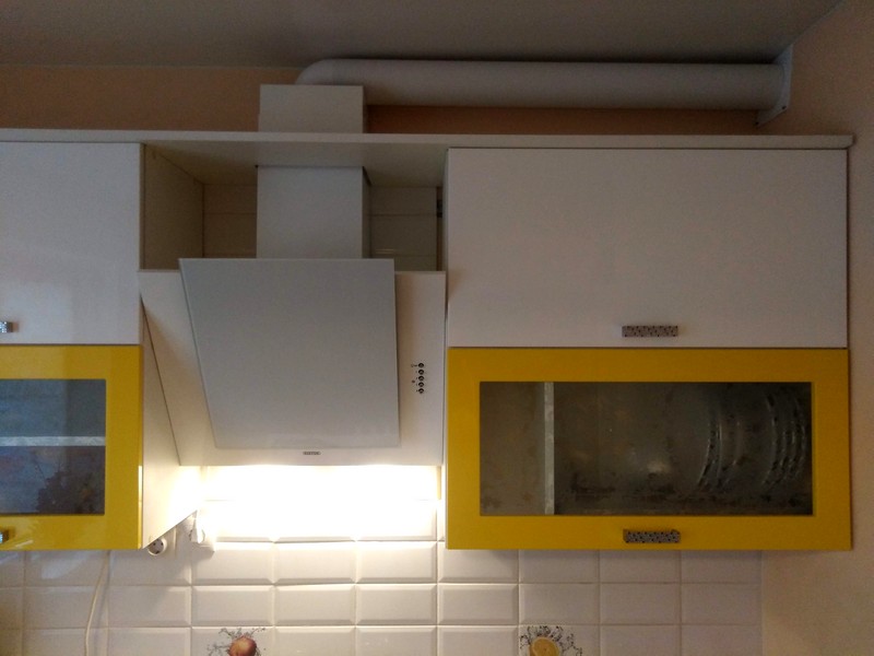 Кухонная вытяжка и вентиляционные каналы смонтированы