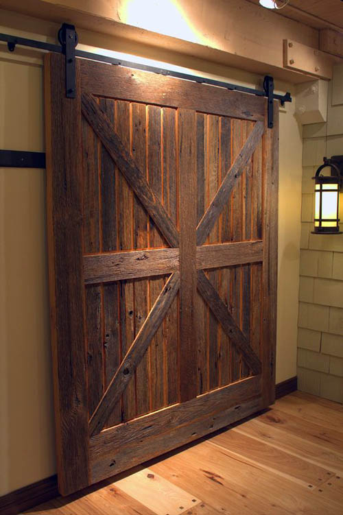 Дизайн амбарной двери в стиле British Brace