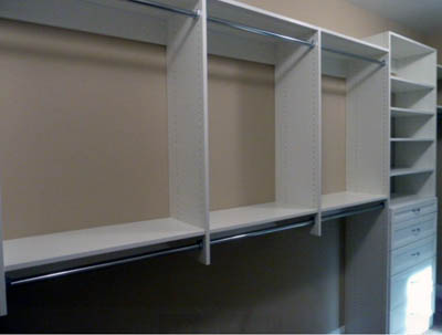 Модули корпусной гардеробной комнаты с двумя ярусами вешал для одежды. 