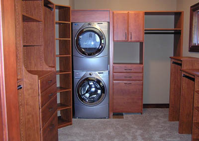 Примеры так называемых custom closets или заказных гардеробных комнат