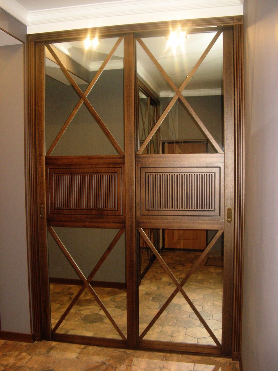 Шкаф купе с дверями из профиля Holz