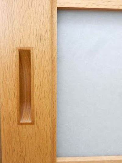 Фрагмент двери сёдзи с установленной ручкой.