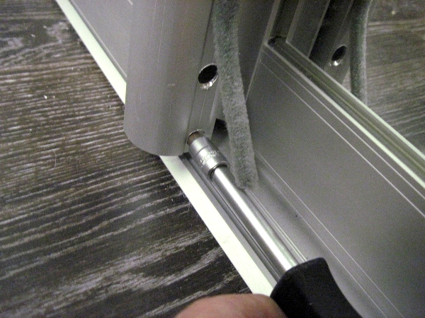 Регулировка дверей шкафа купе с целью выставить параллельно боковой стенки
