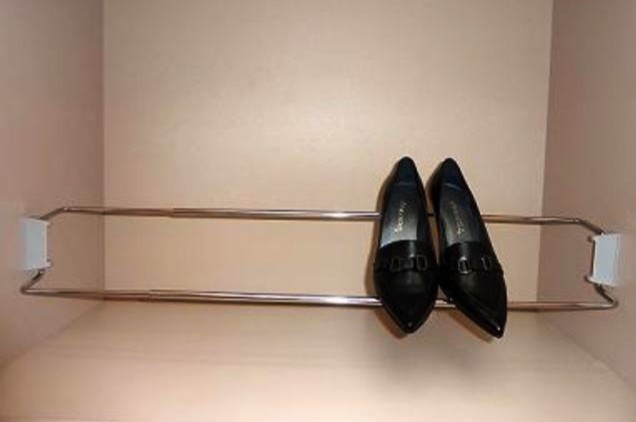 Телескопическую полку для обуви, которую можно закрепить не только на бока шкафа, но и на внутреннюю часть боков ящика